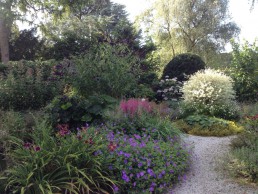 Familietuin Laren bloemrijke voortuin herfst