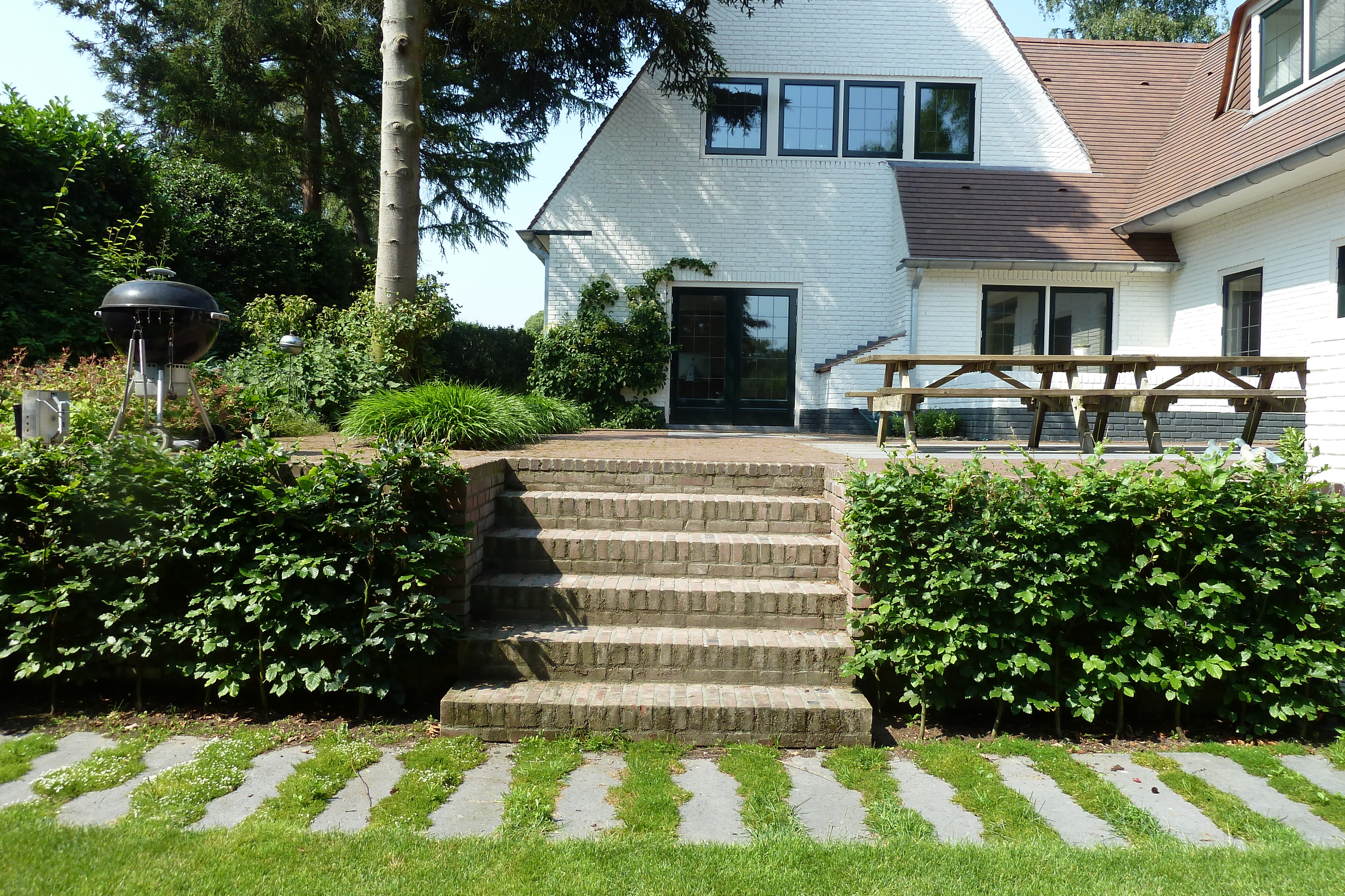 familietuin laren trap naar terras met haag aan beide zijden