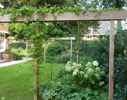 Hoektuin Naarden pergola gazon border